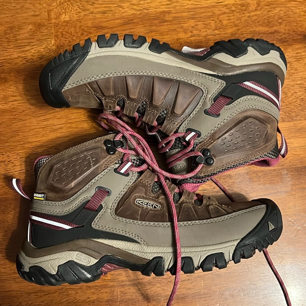 NWOT Keen Targhee III Pink and Brown Hiking Boots